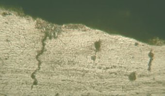 The cracks detected on the internal surface of the pipe cut out from the zone of the magnetic anomaly that corresponds to the SCZ
